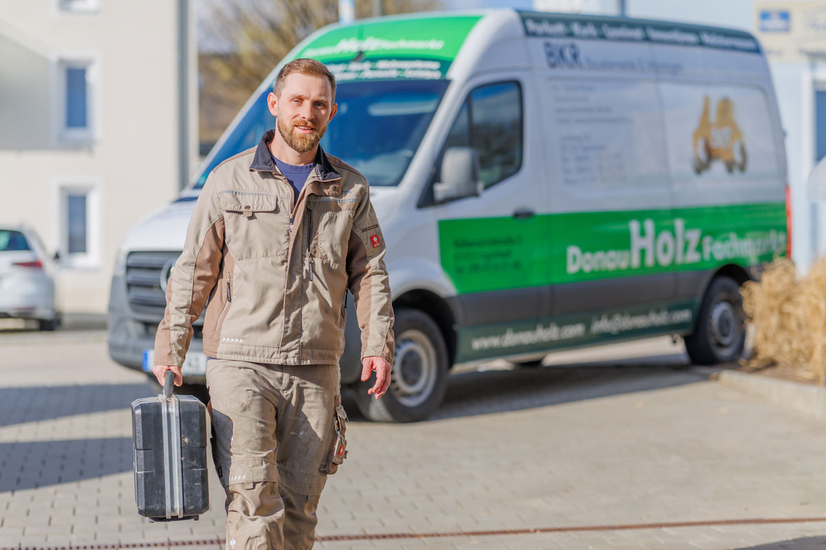 Fachpersonal von BKR bei B2B-Auftrag für Montage von Innentüren und Böden in Ingolstadt