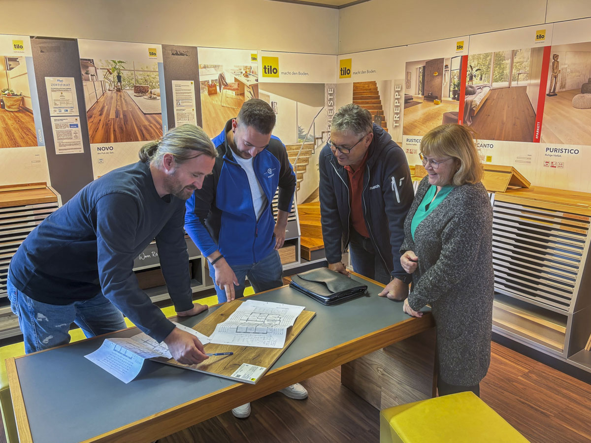 Schreinermeister Kraus bei Bodenbelag Bemusterung mit Kunden bei Ausstellung im Fachmarkt in Ingolstadt