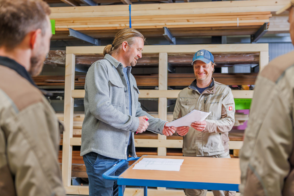 Tobias Kraus mit Schreiner-Mitarbeiter in Planung von Bodenbelägen