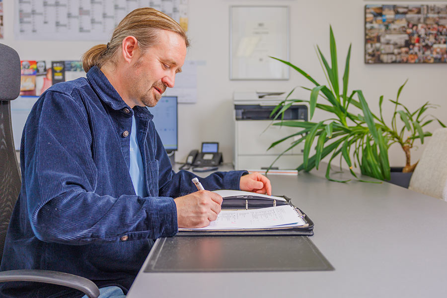 Geschäftsführer Tobias Kraus bei der Arbeit im Büro in Stammham bei Ingolstadt