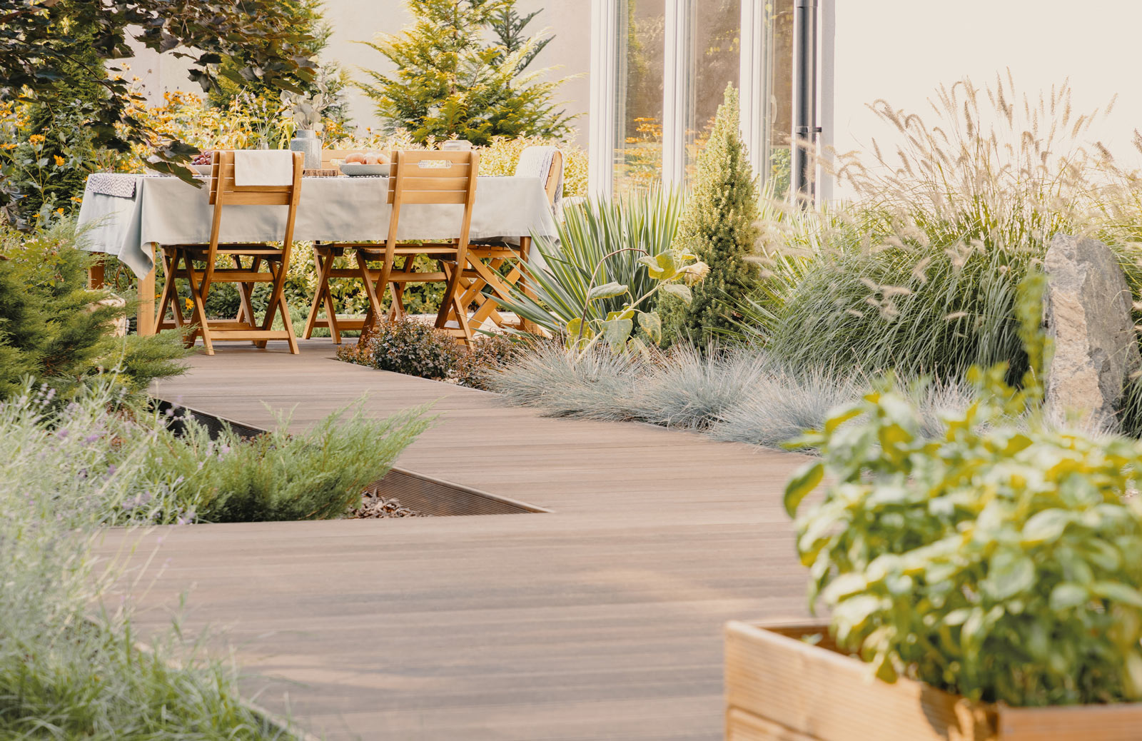 Garten mit Terrassenbelag aus Holz von Schreinerei BKR aus Ingolstadt