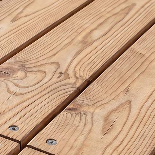 Lärchenholz als Terrassenbelag-Material für Garten