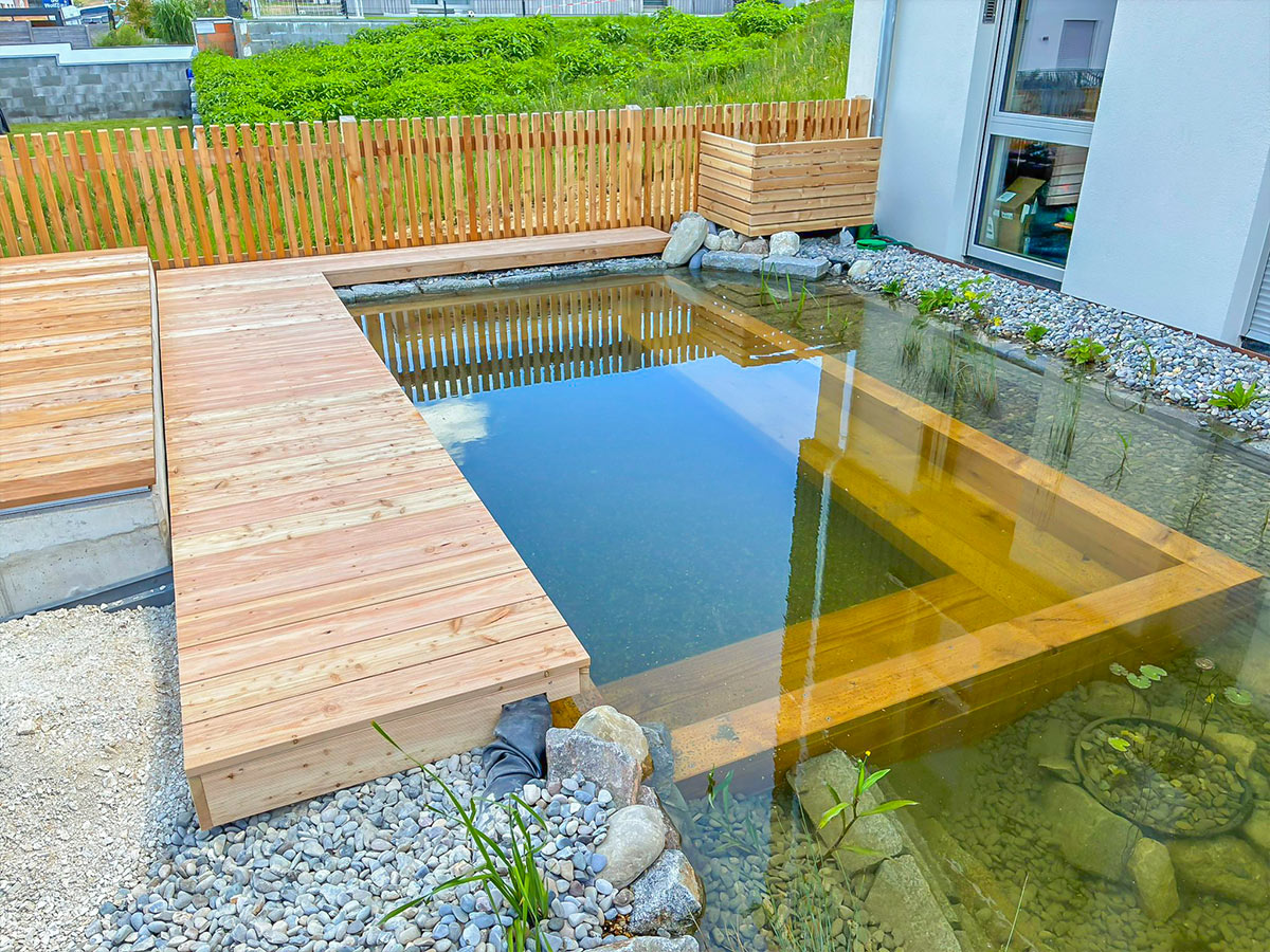 Pooldeck aus Holz für Naturteich im Garten