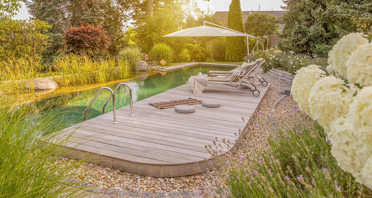 Garten mit Pooldeck und Teichumrandung aus qualitativem Holz vom Schreiner