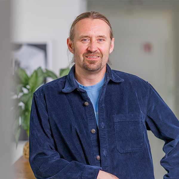 Schreinermeister Tobias Kraus in Büro in Stammham bei Ingolstadt