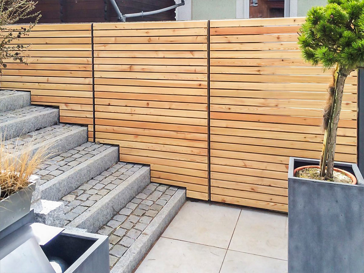 Sichtschutz für Terrasse aus langlebigem Holz von Schreinerei