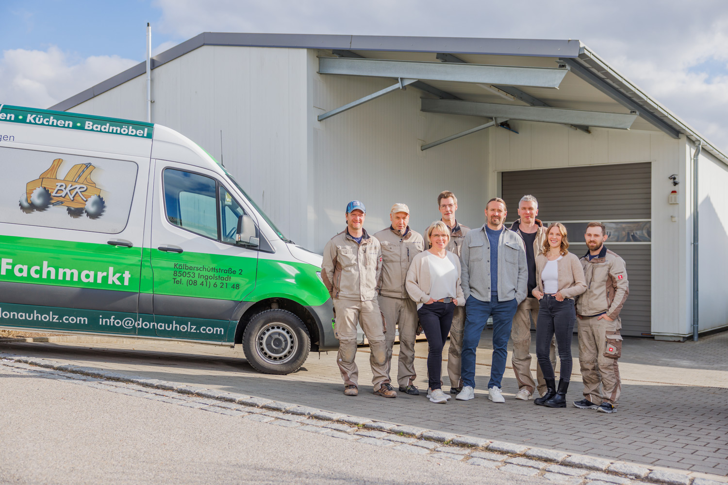 Team BKR Schreinerei vor Fuhrpark-Lager in Stammham