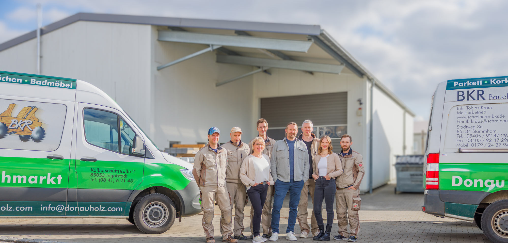 Team BKR Schreinerei vor Fuhrpark-Lager in Stammham