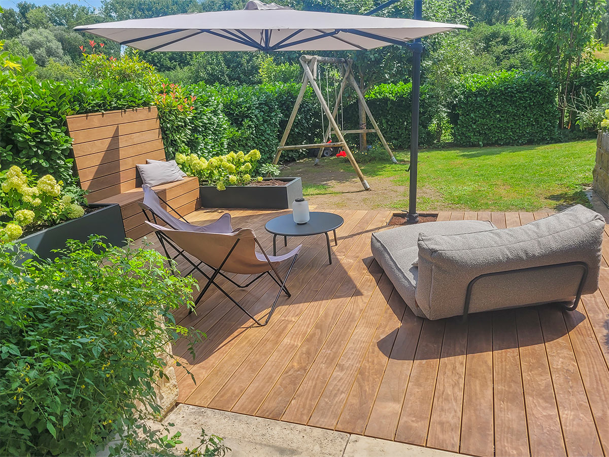 Deckbelag für Holzterasse von Fachpersonal montiert