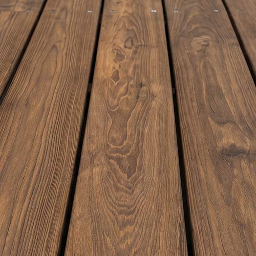 Thermo-Eschenholz als Terrassenbelag-Material für Garten