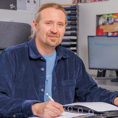 Geschäftsführer und Schreinermeister Tobias Kraus von BKR Bauelemente und Montagen