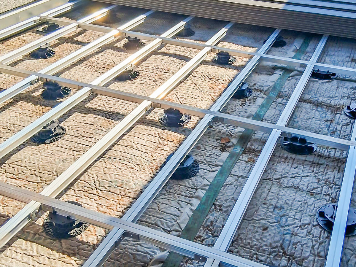 Unterkonstruktion aus Aluprofil als Fundament für Holzterasse
