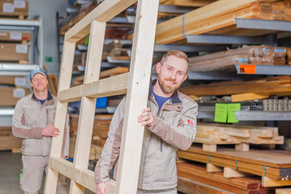 BKR Fachpersonal trägt Holzkonstruktion in Teamarbeit